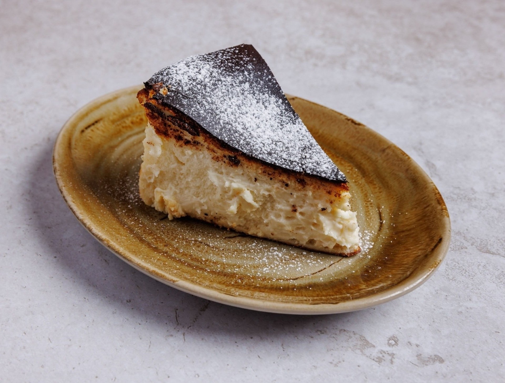 פרוסת עוגת גבינה באסקית